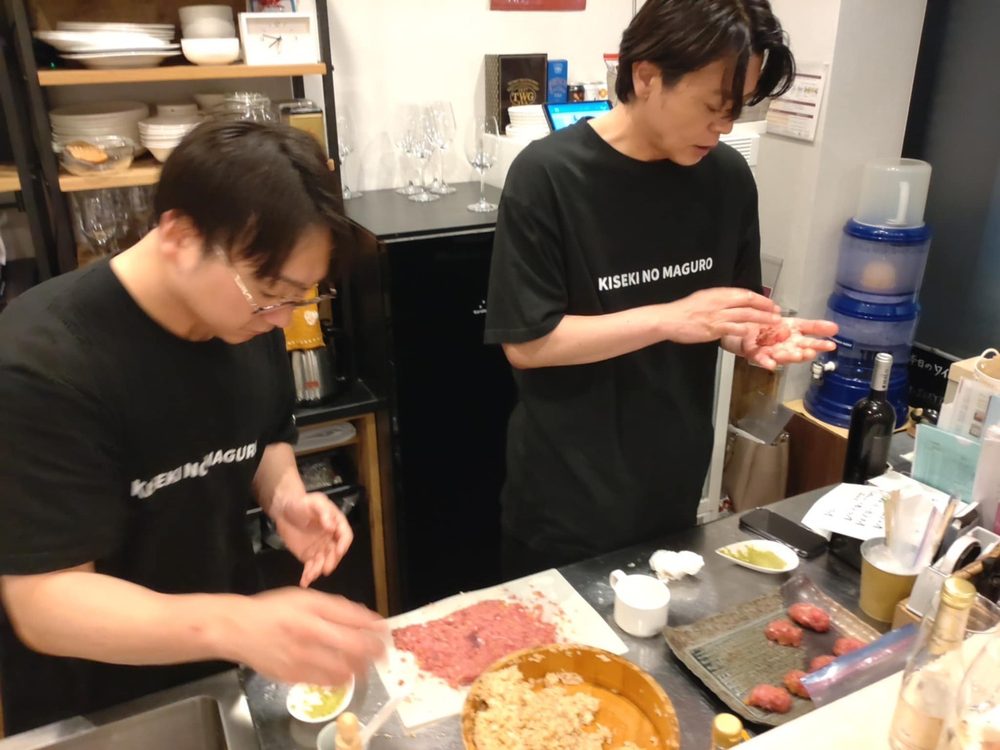 その場で盛り付けられるマグロ